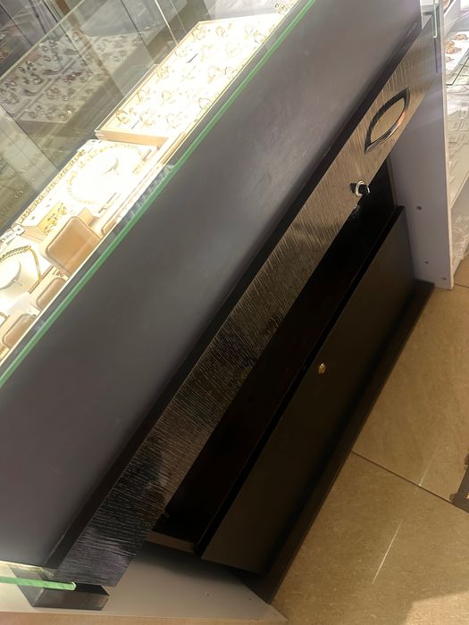 Витрины и стеллажи