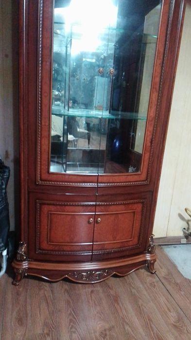 Продается угловой сервант.