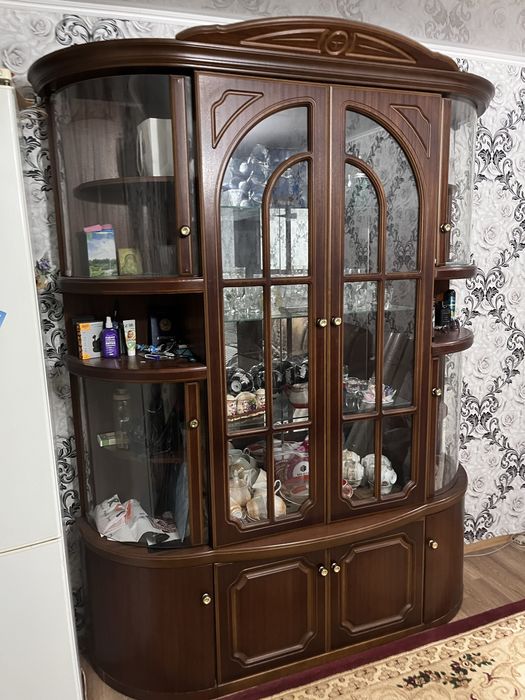Продается сервант / шкаф в зал