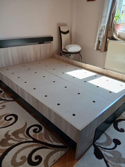 Vând pat cu saltea în stare perfectă 140/200