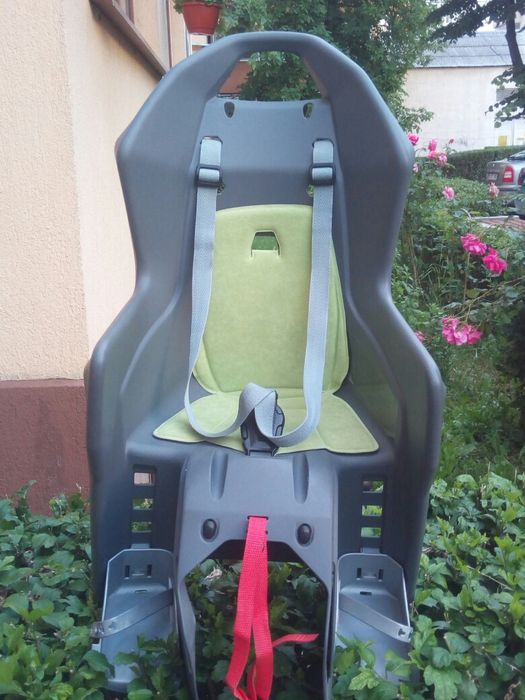 Scaun pt. Transportat copil care se montează după cum se vede în poze