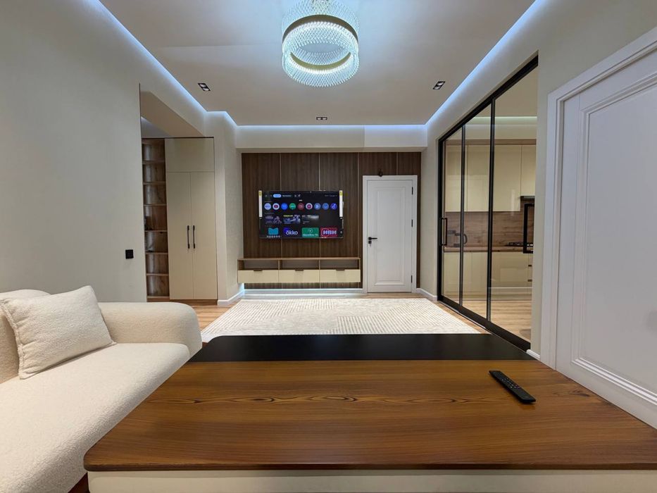 Продается своя 3-х комнатная квартира на Юнусабаде 11 квартале 1 этаж