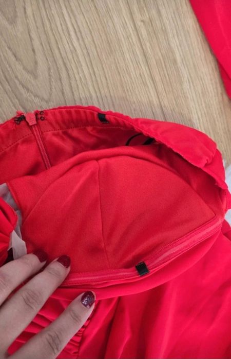 Rochie lunga de ocazie, rosie, cu tulle pe umăr si trena