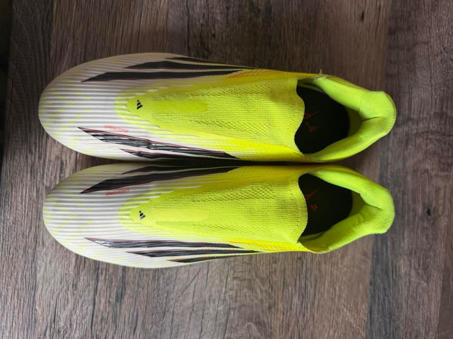 Футболни обувки Nike и Adidas