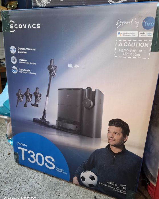 Aspirator inteligent cu stație de descărcare