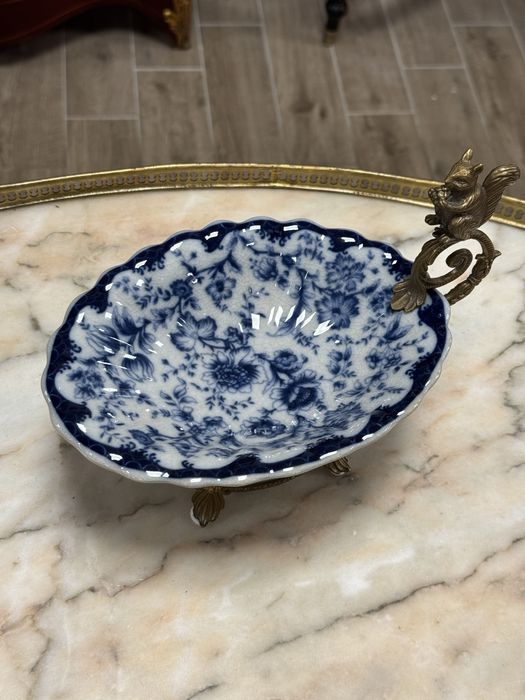 Bomboniera deosebita din portelan si elemente bronz