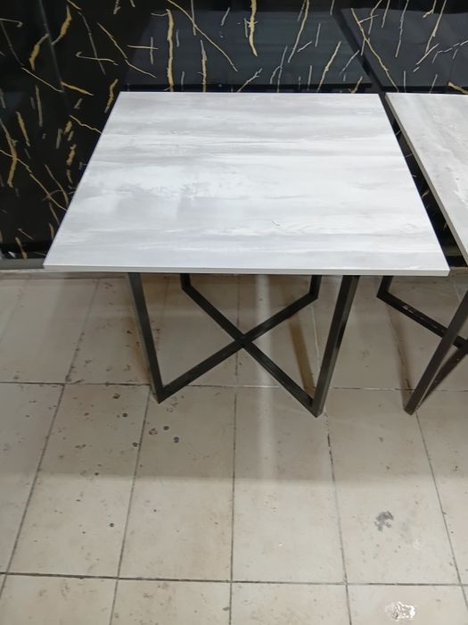 Продам стол квадратный