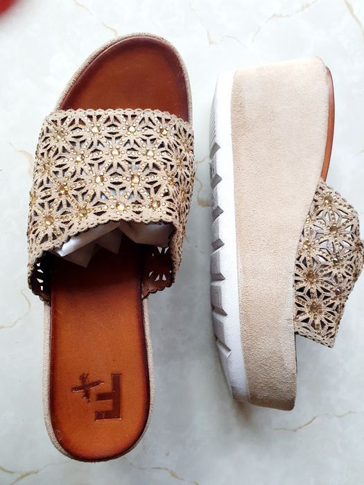 Продаю шлепанцы на танкеткк