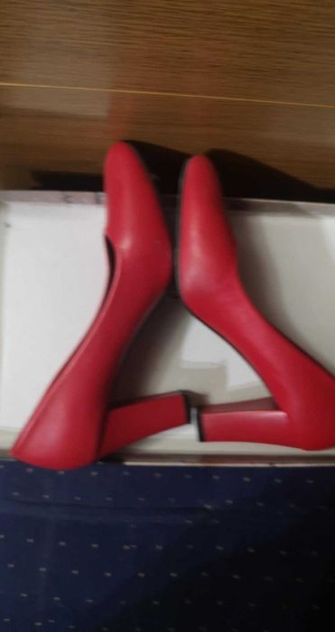 обувки за всяка дама , носеща размер 40