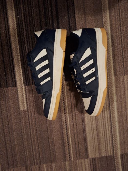 Adidasi Adidas si Saucony.