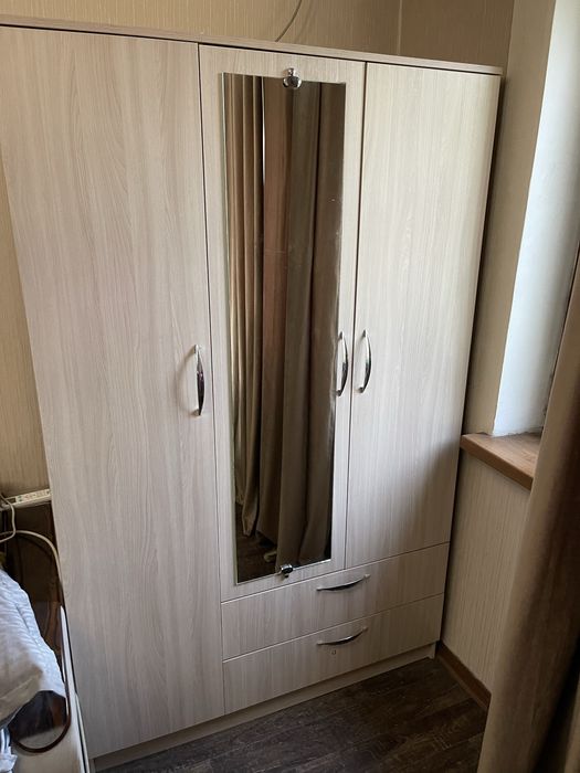 Прдается шкаф (3х дверной с зеркалом)