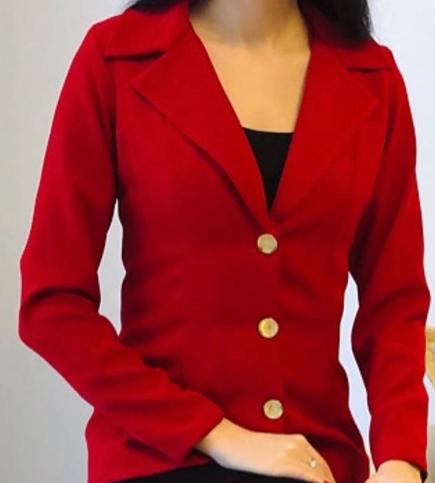 Sacou roșu elegant cu nasturi aurii – damă