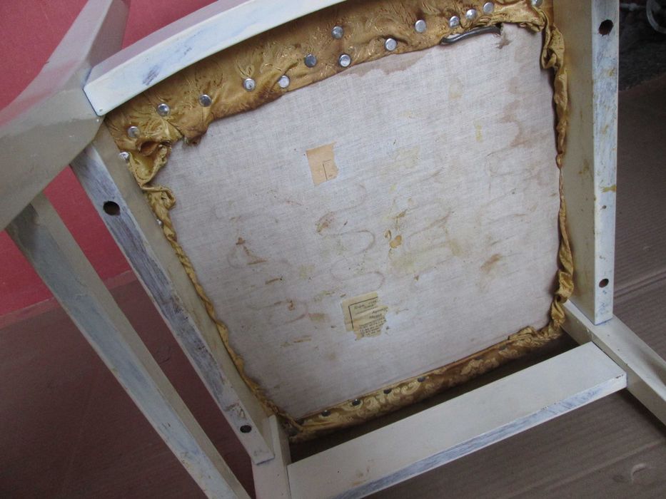 Стол един бял дървен масив.