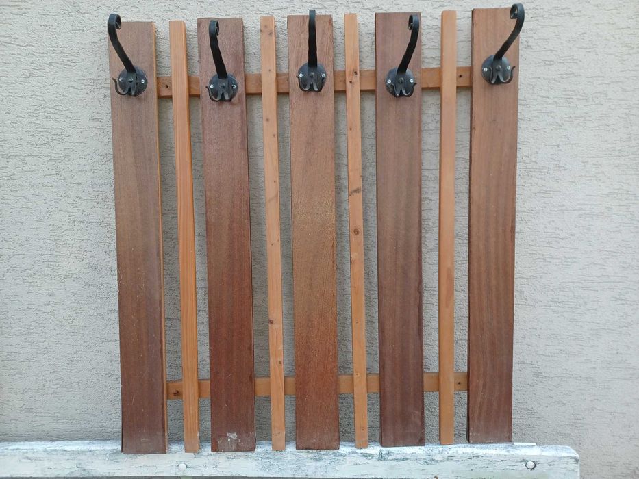 Два броя стенни закачалки за дрехи - всяка с размери 85 х 85см