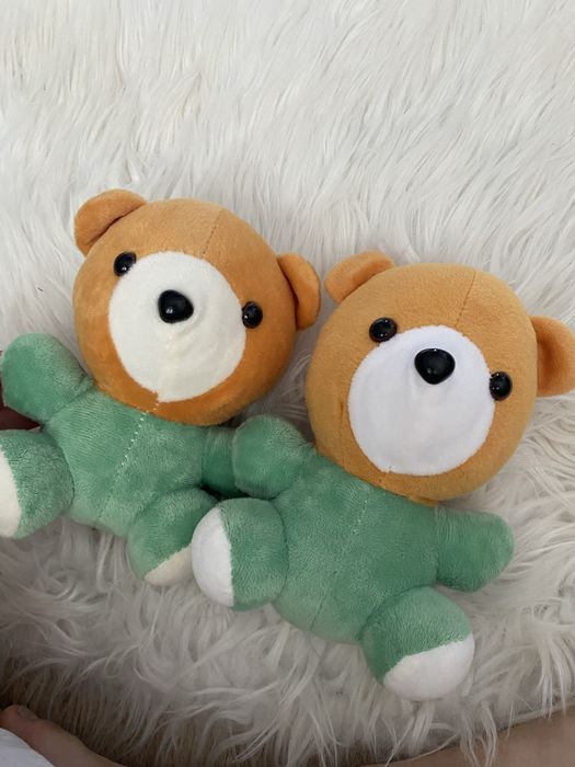 Две игрушки мишки