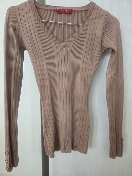 Оригинален стегнат  пуловер Guess със златни копчета