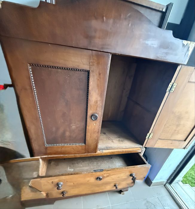 Dulap vechi din lemn .