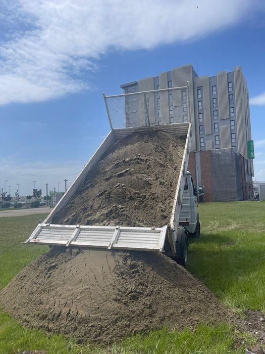 Transport nisip, balastru, piatra concasată .