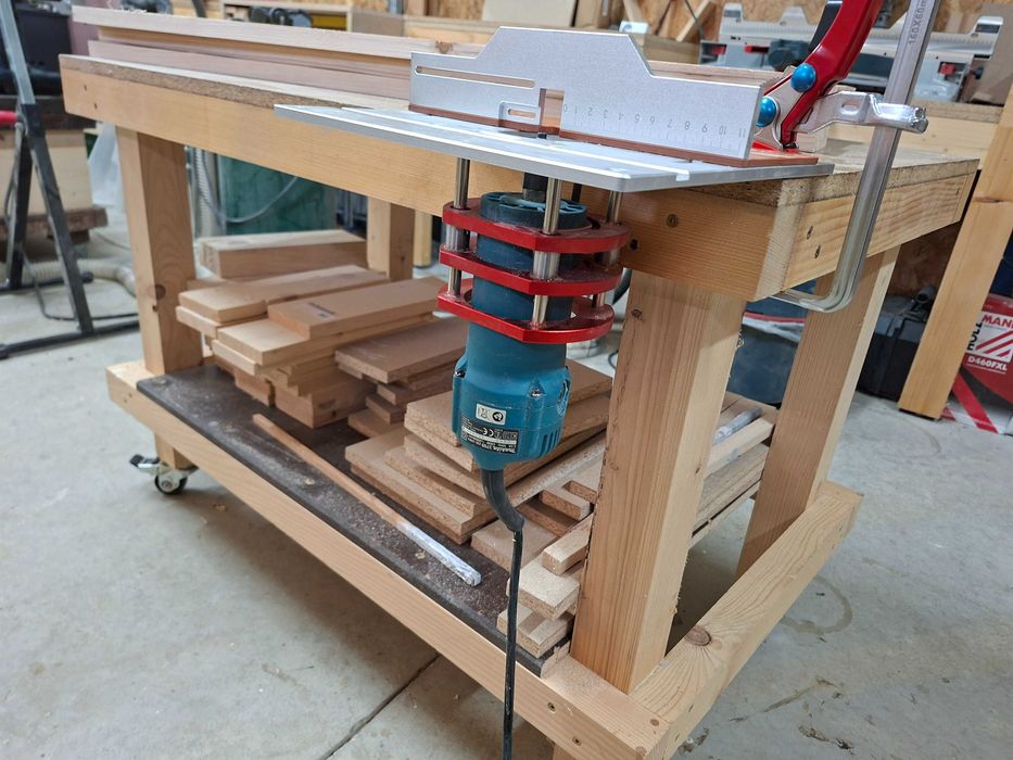 Freza Makita 3711 (plus 1 set biti 6 mm si o masuta frezare)
