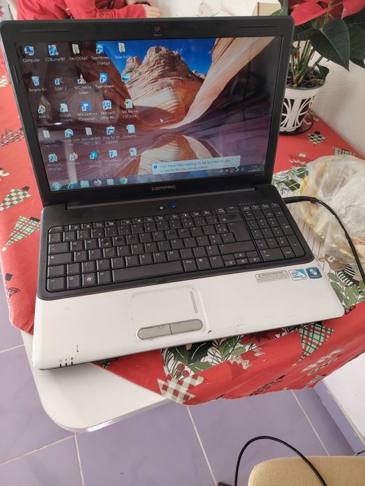 Laptop Compaq negru cu gri