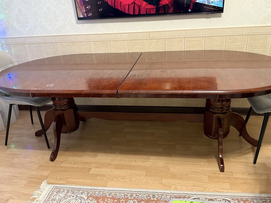 Стол для гостей