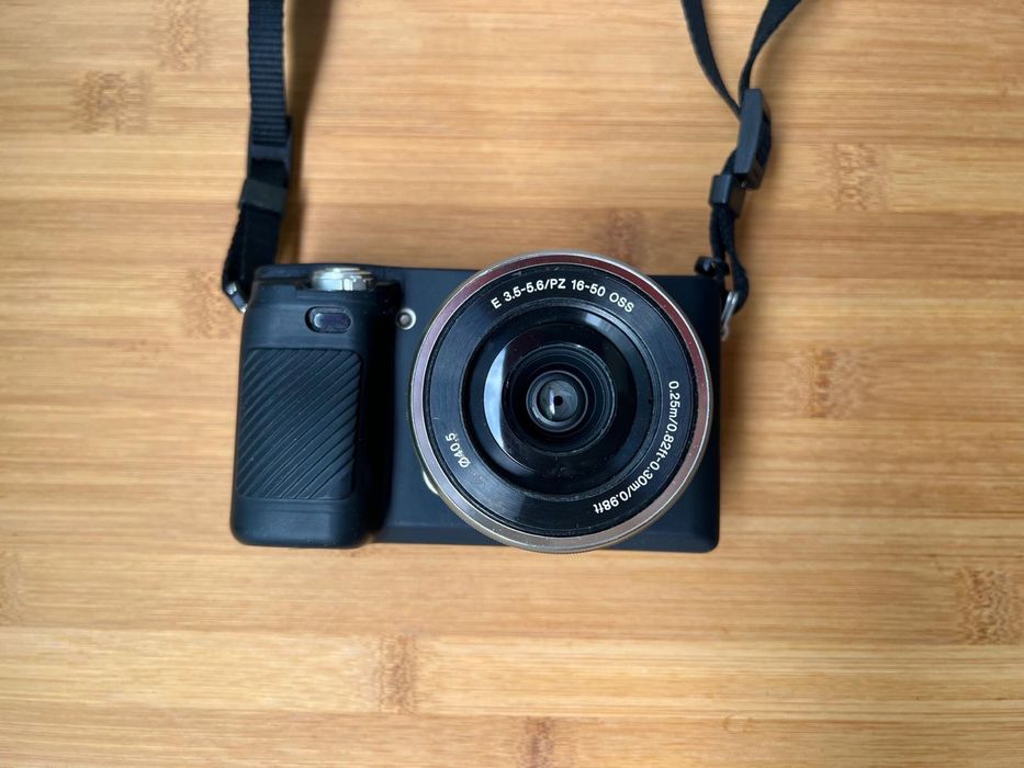 Aparat foto mirrorless Sony A6000 + husă de silicon