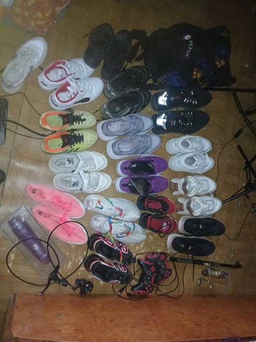 Vand adidasi 37,38,39 chiar si 46 si cateva obiecte