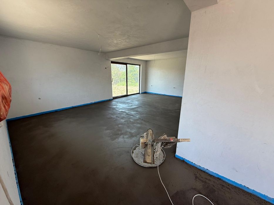 Машинно полагане на подови замазки