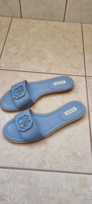 Vând saboți din piele, marca GUESS, bej și albastru, noi, mărimea 39