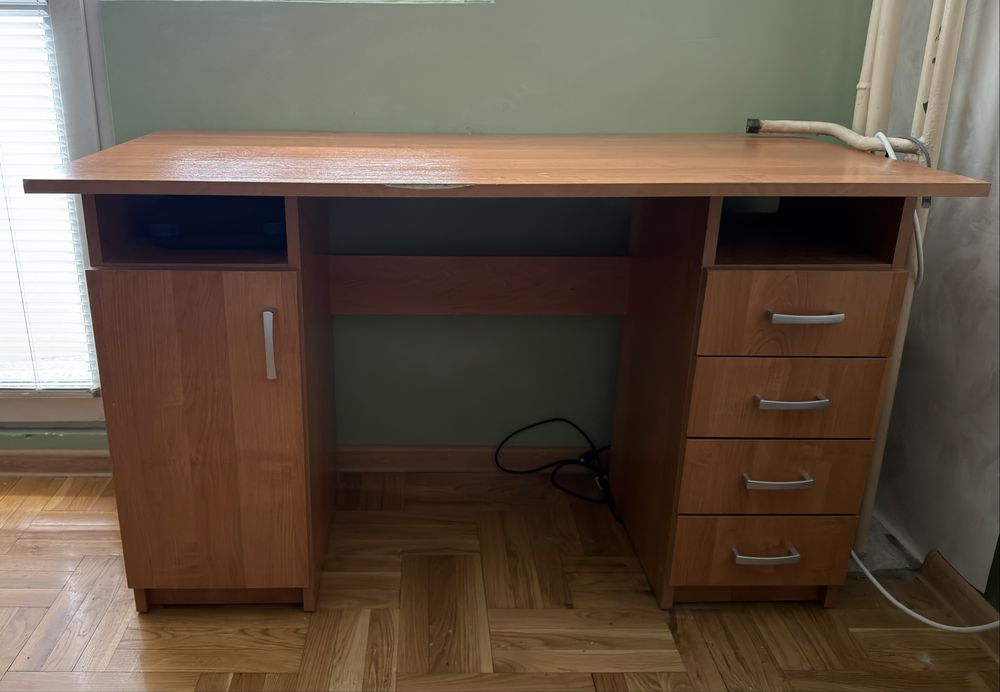 Продава се офис бюро