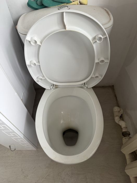 Унитаз и умывальник с зеркалом