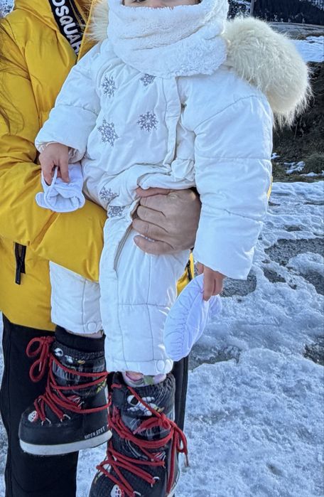 Детски космонавт с гъши пух и бяла лисица