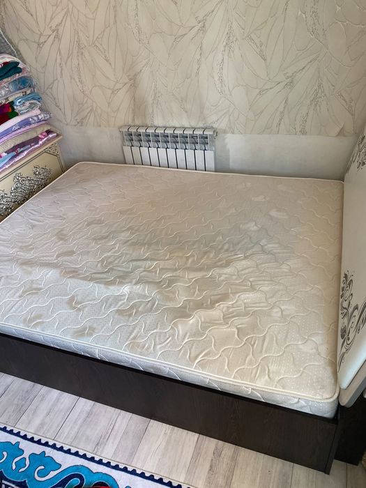 Продаем кровать и две тумбочти