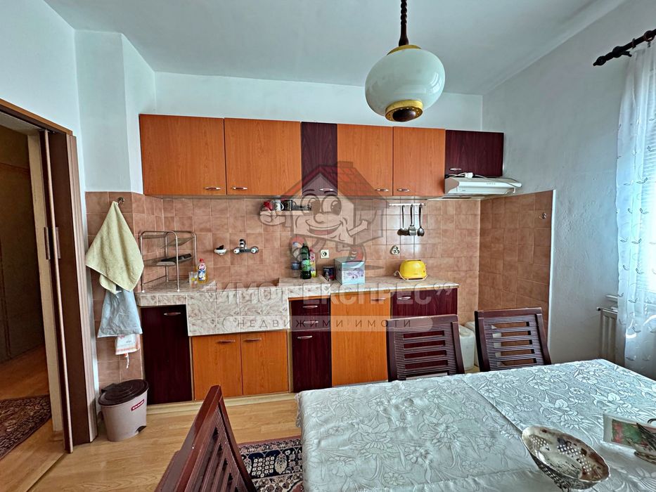 Многостаен апартамент, с изба, до планината, кв.Изток