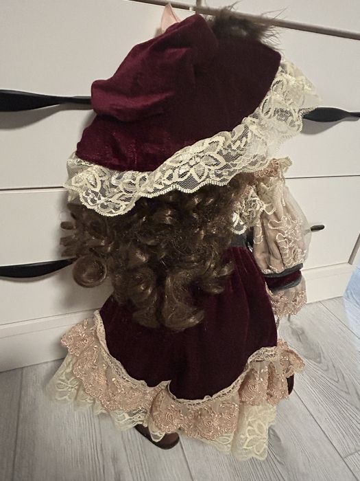 Красива порцеланова кукла