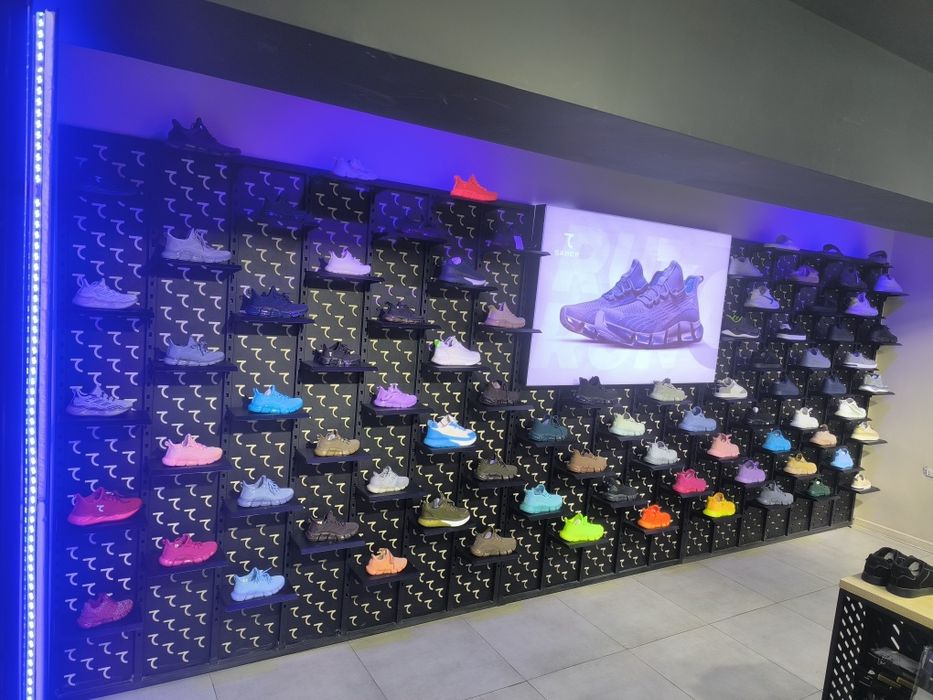 Стеллажи для бутика — стиль и порядок