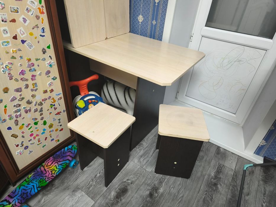 Продам стол и стулья 4 шт.