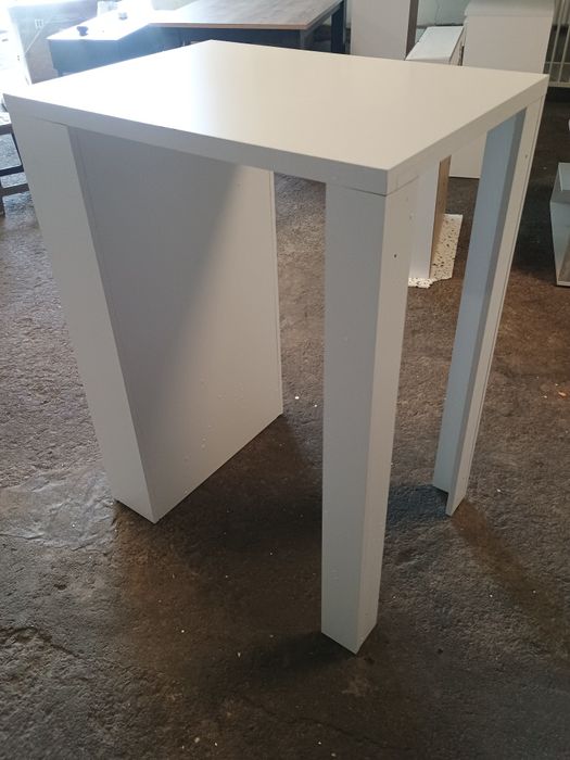 Бар маса с рафтове