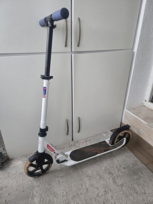 Vând 2 trotinete adulți si o trotineta copil