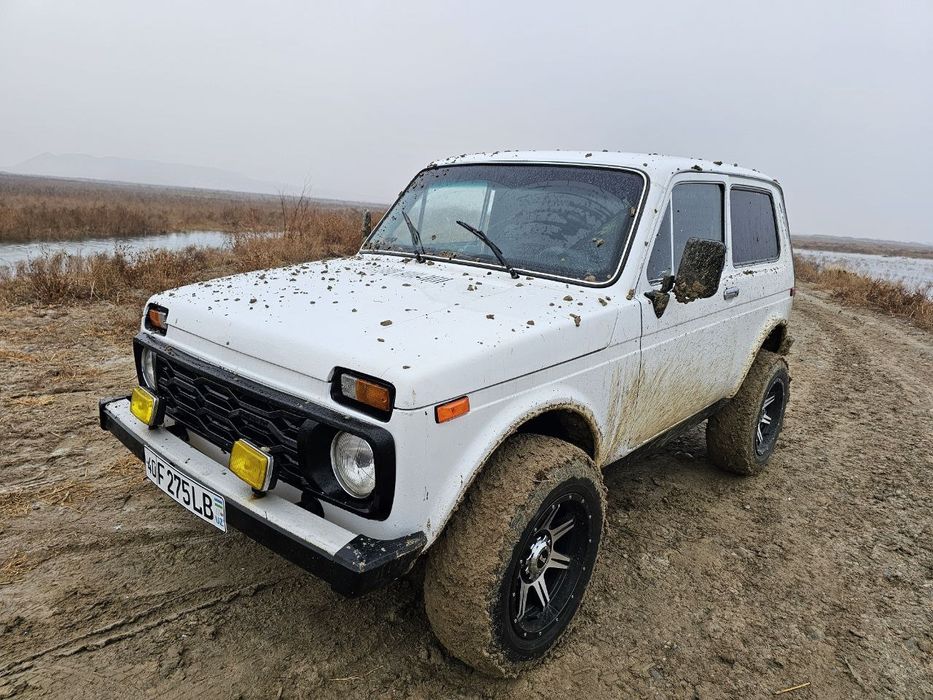 Нива сотилади. Холати яхши. Приора мотор, АТ шиналар1989 йил