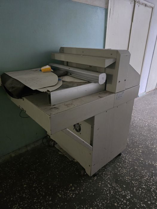 Гильотильнный резак бумаги Front