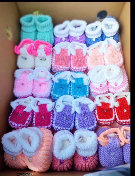 Ръчно плетени бебешки терлички.