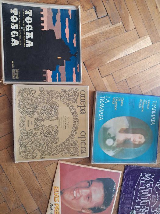Подавам ГРАМОФОН и плочи