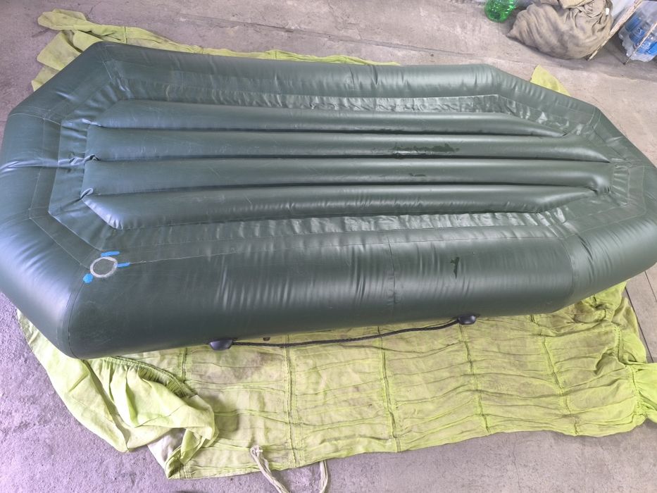 Лодка ПВХ двухместная.