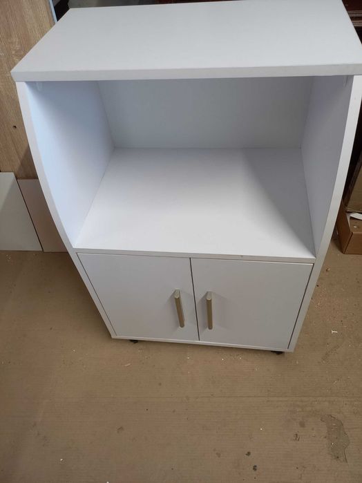 Vand diferite piese de mic mobilier.