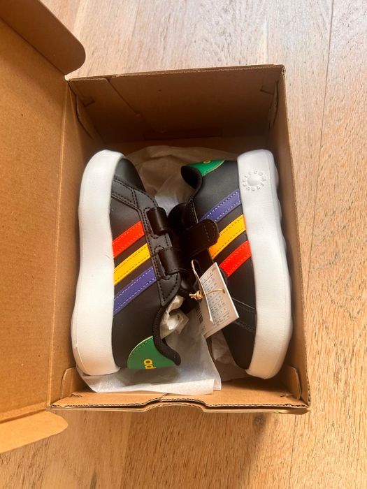 Vand Adidas unisex, potriviti pt 3-4 ani, noi, cu eticheta