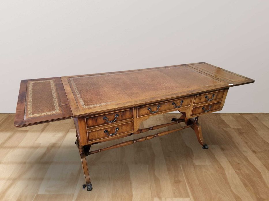 Разтегателно бюро от тисово дърво и плот от естествена кожа