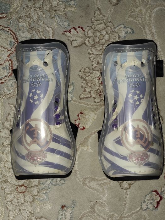 Щитки футбольные.