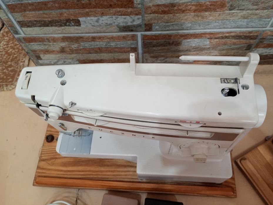 Продавам 2 бр.полски шевни машини ,,Лучник,,