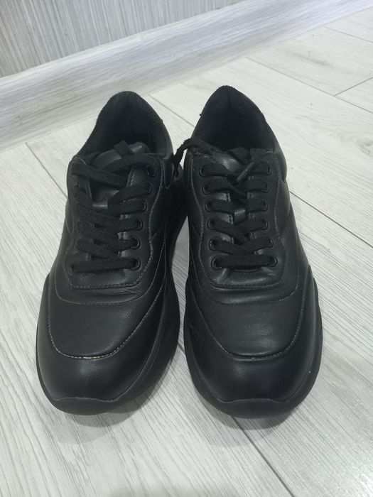 Продам утеплённые кроссовки RESPECT